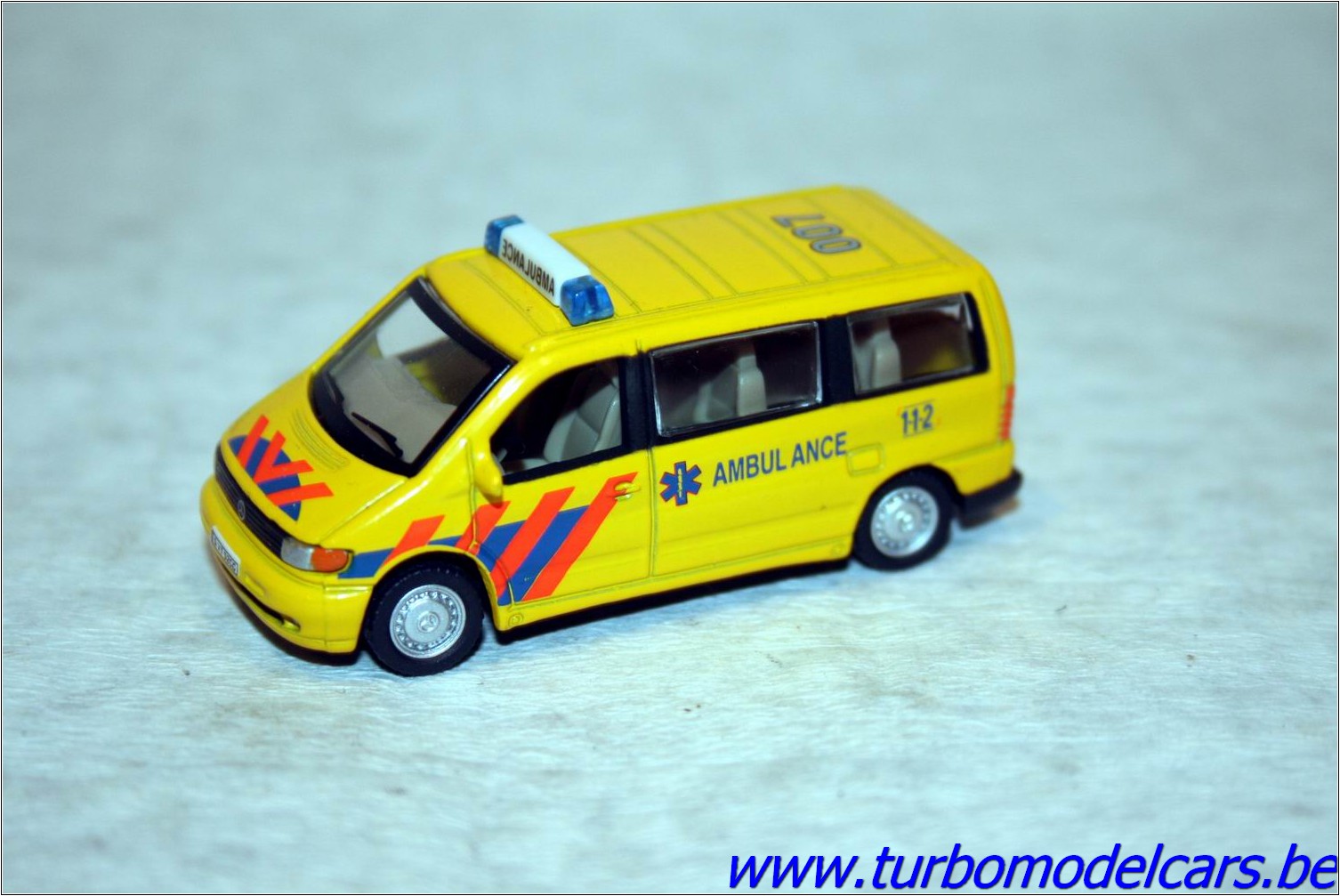 Mew Mew Raad breed Mercedes-Benz Vito Nederlandse ambulance 3inches Hongwell – Turbo Modelcars  – Modelauto kopen